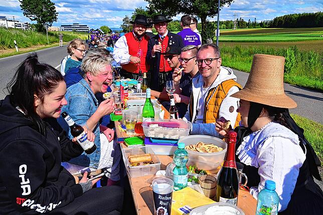 Bild 2: Tausende feiern an der Langen Tafel bei Schnittchen und Fleischbällchen
