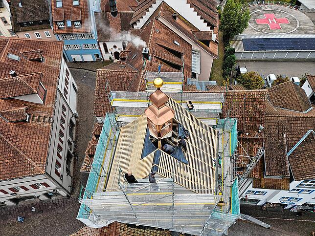 Bild 12: Der neue Glockenturm ist da! Historische Konstruktion frisch renoviert und wieder an Ort und Stelle
