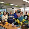 Sabine Merk (vorne) führt beim Anzucht-Workshop im Umweltzentrum zunächst theoretisch in die Grundlagen der Aussaat ein.