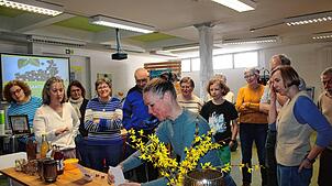 Sabine Merk (vorne) führt beim Anzucht-Workshop im Umweltzentrum zunächst theoretisch in die Grundlagen der Aussaat ein.
