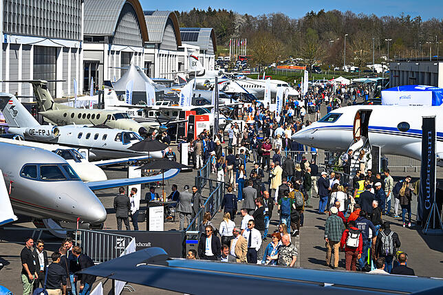 32.100 Besucher, mehr als im Vorjahr, besuchen die Aero-Messe.
