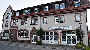 Die Gemeinde Niedereschach erwirbt das alte Niedereschacher Rathaus und will dort im Erdgeschoss an Apothekerin Silvia Wilhelm passende ...