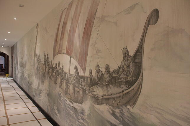 Ein Wikinger-Wandgemälde im Hotel.