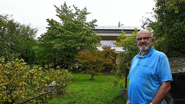 Paul Schlebes vor seinem Haus samt Solaranlage auf dem Dach. Mit dem Solarstrom möchte er eine Wärmepumpe betreiben. Doch die ...