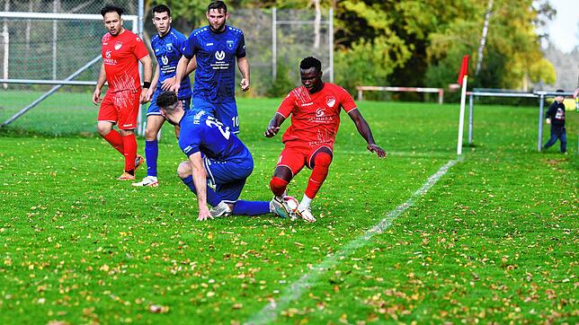 Stratis Chatziionnadis (von links), Jonathan Bell, Marius Kappeler, Stephan Andreas Paulsen und Jallow Saja kämpfen um den Ball. Das ...