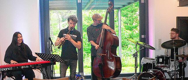 Das Jazz-Quartett beim Einspielen (von links): Shuteen Erdenebaatar (Piano), Jakob Manz (Saxofon und Flöte), Nils Kugelmann (Bass) und ...