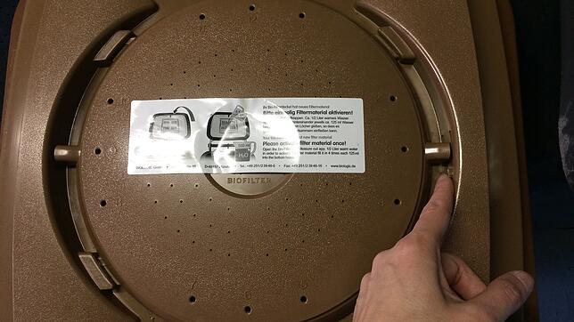 Hier versteckt sich der Nippel, der den Filter der Biotonne öffnet.