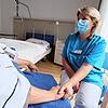 Menschliche Nähe: Pflegefachkraft Evelyn Auer ist für die Gäste des Hospizes da.