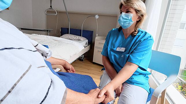Menschliche Nähe: Pflegefachkraft Evelyn Auer ist für die Gäste des Hospizes da.