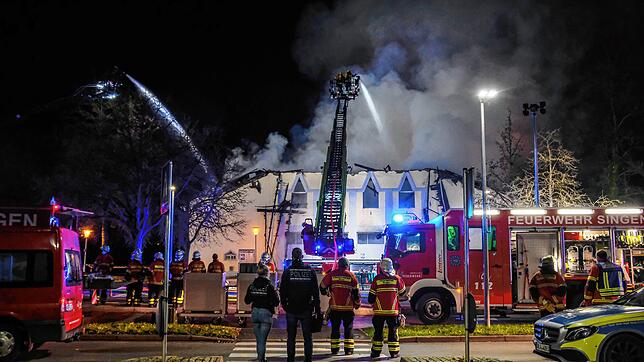 Gegen 1.15 Uhr am Dienstagmorgen steht die Scheffelhalle voll in Flammen.