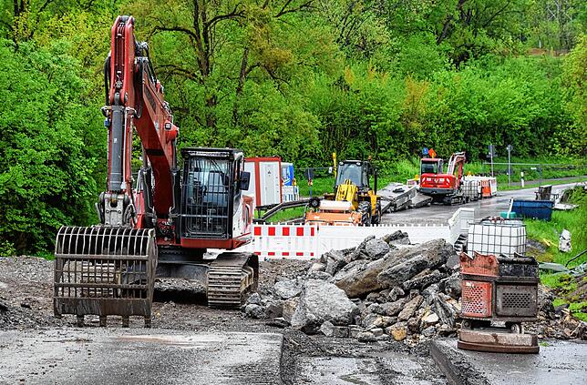 Die Bagger rücken in der zweiten Abbruch-Woche dem Material rund um die Widerlager der Brücke am Ufer zu Leibe und legen es frei.