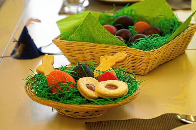 Bunt: Selbstgefärbte Ostereier machen auf jeder Festtafel was her.
