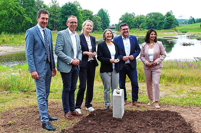 Die Donau ist jetzt 300 Meter länger, der Stein markiert das offiziell: OB Erik Pauly (von links), Landrat Sven Hinterseh, ...