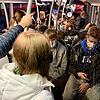 Nach der Haltestelle Solarstadt ist auch der zweite Stadtbus auf der Linie 14 morgens voll. Zeitgleich fährt noch einer, hält aber nicht ...