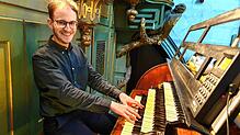 Raphael Baader beim Orgelspielen im Münster in Schloss Salem. Liebevoll nennt er die Dreifaltigkeitsorgel mit ihren mehr als 120 Jahren ...
