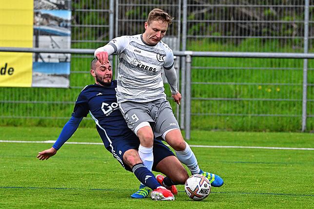 Nicht zu bremsen: Alessio Paciulli (hinten) vopm SV Blau-Weiß Murg hatte viel Mühe, die Kreise des dreifachen Torschützen Marc Rabe vom ...