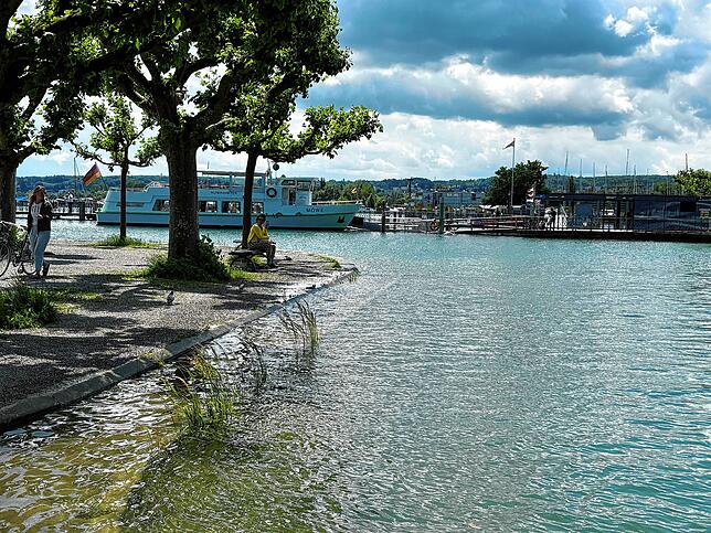 Am Stadtgarten tritt das Wasser nur an wenigen Stellen ein bisschen über die Kante.