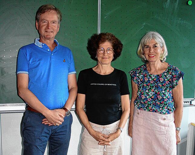 Tassilo Schneider, Dianne White und Gaby Weber (von links) geben Geflüchteten Sprachunterricht.