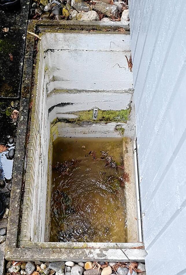 Das Foto zeigt den Kellerschacht von Suzan Hahnemann. Trotz Abpumpen sprudelt das Wasser immer nach.