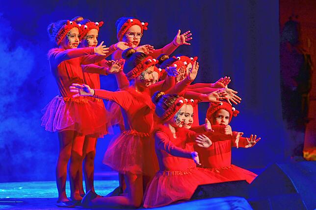 Das Kinderballett tanzt als lustige Brigach-Krebse über die Bühne.