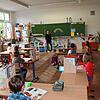 Die Klasse 1a der Waldeck-Schule freut sich, dass endlich wieder Schule ist. Im Bild (an der Tafel) Klassenlehrerin Jenni Leute sowie ...