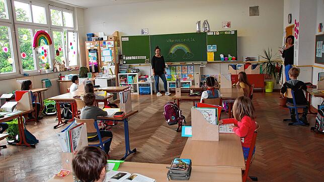 Die Klasse 1a der Waldeck-Schule freut sich, dass endlich wieder Schule ist. Im Bild (an der Tafel) Klassenlehrerin Jenni Leute sowie ...