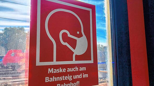 Maskenpflicht besteht in den Zügen der Deutschen Bahn sowie auf Bahnsteigen und in Bahnhöfen. (Symbolbild)