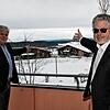 Die Geschäftsführer Thomas Müller (links) und Roland Wehrle blicken sorgenvoll hinüber zu dem nahegelegenen Waldstück, wo ein ...