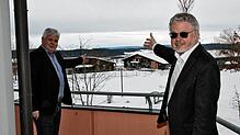 Die Geschäftsführer Thomas Müller (links) und Roland Wehrle blicken sorgenvoll hinüber zu dem nahegelegenen Waldstück, wo ein ...
