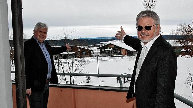 Die Geschäftsführer Thomas Müller (links) und Roland Wehrle blicken sorgenvoll hinüber zu dem nahegelegenen Waldstück, wo ein ...