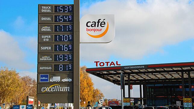 Das Bild zeigt die Tankstelle und die Preistafel in Gottmadingen.