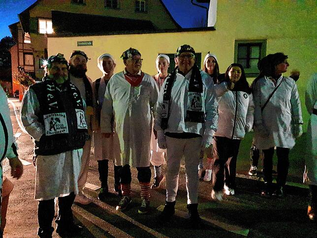 Mitglieder des Vereins Altwieberich waren beim Hemdglonker dabei und sorgten mit einer Musikbox für Stimmung.