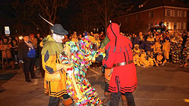 Bild 13: Auf dem Stephansplatz sprühen die Funken &ndash; hier endet die Konstanzer Fasnacht