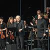 (Archivbild) Auf der Mainau: Ende Juni stand das Orchester gemeinsam mit Stargast Claus Maria Brandauer (Mitte) auf der Bühne.