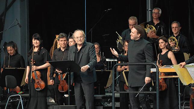 (Archivbild) Auf der Mainau: Ende Juni stand das Orchester gemeinsam mit Stargast Claus Maria Brandauer (Mitte) auf der Bühne.