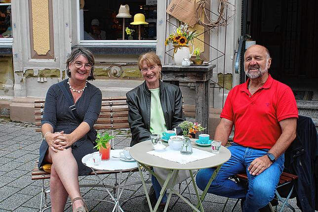 Im und vor dem Mahlwerk konnte man eine Pause einlegen wie es auch Heike Senger, Margot und Wolfgang Kammerlander (von links) taten.