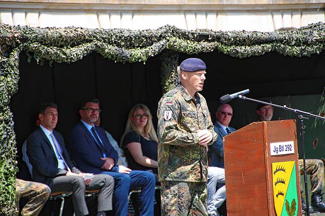 Timo Elbertzhagen, befehlshabender Offizier des Donaueschinger Jägerbataillons, dankt den Soldaten für einen herausragenden Einsatz im ...