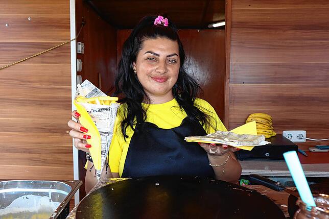 Adriana Maria bereitet Crêpes und Pommes zu.
