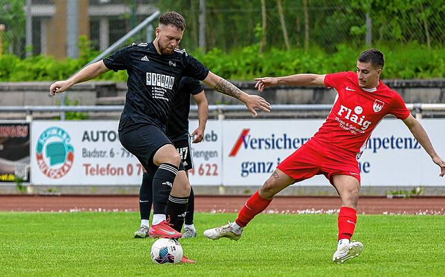Weiter auf Erfolgskurs: Leon Riede (links, gegen Daniel Guznenko vom FC Tiengen 08) traf beim 4:1-Sieg des FC Bad Bellingen gegen den ...