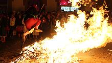 Achtung, heiß! Mit viel Anlauf springen die Stadthexen Furtwangen am Samstagabend mit ihren Besen über die riesigen Flammen bei der ...