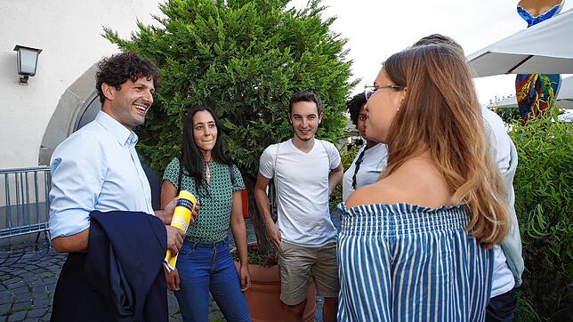 Nach seinem Kampagnenstart am 26. Juli kommt Oberbügermeister-Kandidat Luigi Pantisano vor dem Konzil mit Besuchern ins Gespräch.