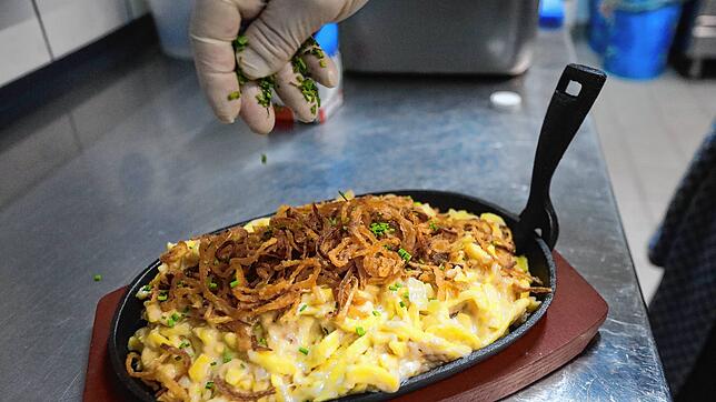 Bild : Der Gast darf derzeit nicht zum Koch &ndash; dann bringen wir den Koch eben zum Gast: Hier ist das Rezept für die Käsespätzle aus dem Ziegelhof