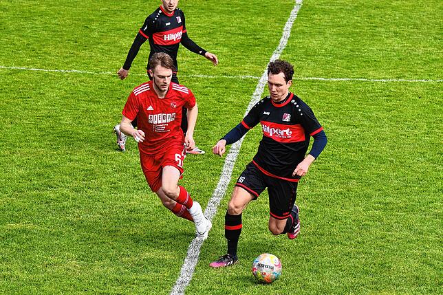 Comeback: Ohne Spielpraxis zwar, aber doch engagiert, spielte Nicolas Gamp (rechts, gegen Adrian Mouttet) erstmals unter Trainer Felix ...