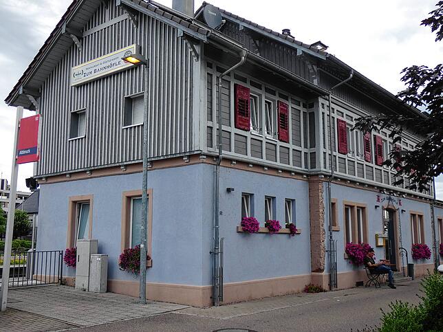 Das alte Bahnhofsgebäude wurde durch das Restaurant &bdquo;Bahnhöfle&ldquo; aus seinem Schattendasein geholt.