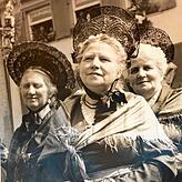 Überlingens erste Trachtenmutter Maria Schmid führte den Trachtenbund von 1924 bis 1966. Auf korrekt zurück gekämmtes und wenn möglich ...