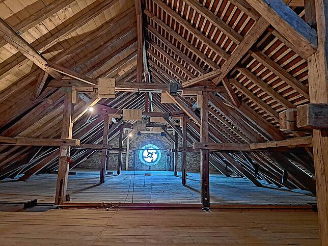 Im Dachstuhl der historischen Kirche wurden unter anderem Balken ausgetauscht, eine Dachverkleidung und Fledermauskästen angebracht.