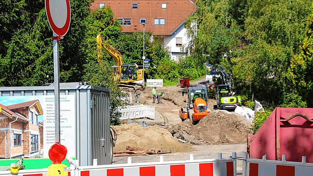 Bei der Hubmühle wird ein größerer Kanal verlegt, dazu die Wasserleitung ausgetauscht und deshalb ist die Straße nach Kleinschönach ...