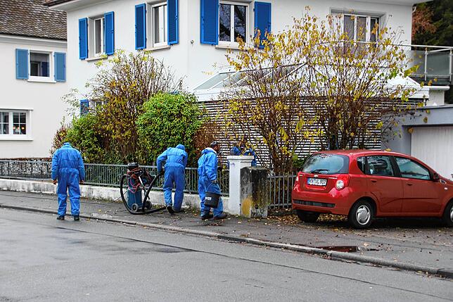 Mitarbeiter einer Aacher Spezialfirma suchen nach Schadstoffteilen an Nachbargrundstücken, die der Brand der Scheffelhalle freigesetzt ...
