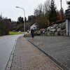 Im Begegnungsverkehr weichen Lastwagen mitunter in voller Geschwindigkeit in die Hofeinfahrt aus. Nicht einmal auf dem eigenen Hof sei ...