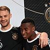 Manuel Neuer (links), Kapitän der deutschen Nationalmannschaft, und Geburtstagskind Youssoufa Moukoko.